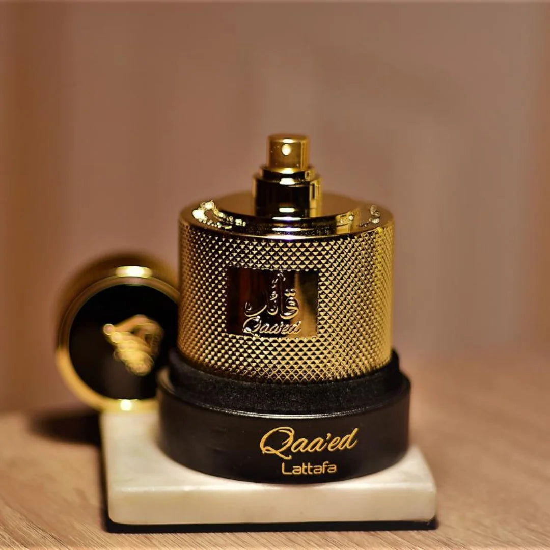 Qaaed Eau de Parfum para Hombre - Lataffa. Una fragancia oriental y especiada.